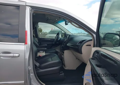 2015 Chrysler Town & Country Touring z USA, uszkodzony, nr VIN 2C4RC1BG6FR716141